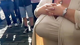 Megatitten Im Cafe