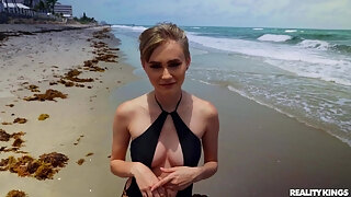 Glam Cutie Gives A Dude A Sudden Blowjob At The Seashore