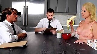 Experienced Blonde Amazes Dude With Her Banana Eating Skills