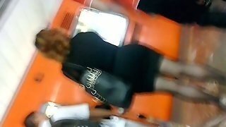En El Metro: Madurita Sexy En Minivestido Negro