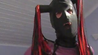 Mit Strapon, Latex Body Und Maske Masturbiert