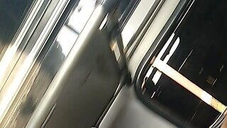 Chica En Vestido Rebotando En El Bus