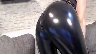 Versautes Amateurgirl - Gefaellt Dir Mein Latexarsch ?