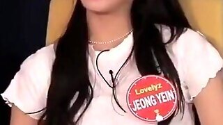 It's Lovelyz's Yein With Her Thigh On Display
