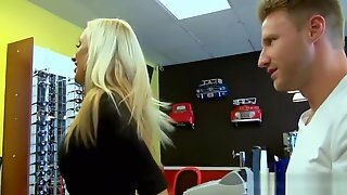 Dude Seduces Milf For Sex