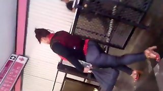 En El Metro: Madura De Pantalon Ajustado Nalgona