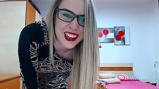 Nerdy Hottie Reveals Her Kinky Nature When Masturbating