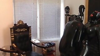 Die Gummipuppe Has Just To Work