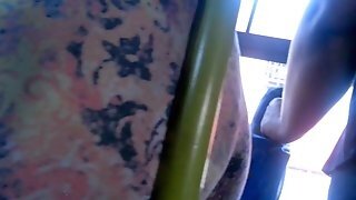 Leg Rosa Massageando O Ferro Bus