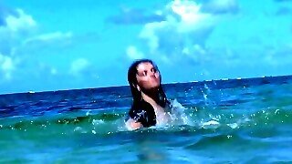 Milena Velba Playa Esperanza