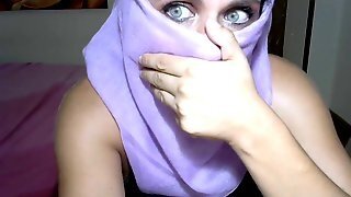 Beautiful Muslim Babe Shows Off Her Goodies On Camera