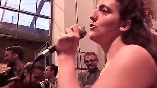 Elle Montre Sa Chatte Poilue En Public