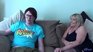 Alisha Blowing Knob And Gets Shagged - Housewife