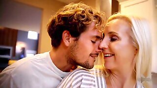 Arousing Blondie Mature Takes It Deep In Slit - Housewife