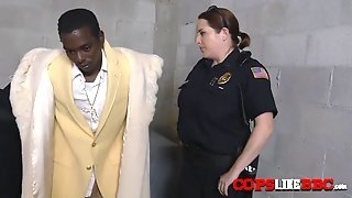 Black Pimp Gets Into A Warehouse To Copulate