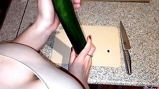 Hot Housewife Passionate Masturbate Cucumber - Squirt