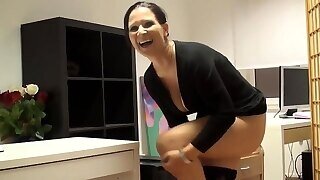 Geile Milf Fingert Sich Am Schreibtisch Ab
