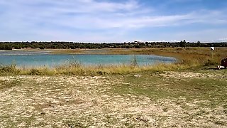 Paseando Al Perro Por El Lago.