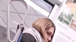 Junge Frau In Nylons In U-bahn Und Auf Rolltreppe